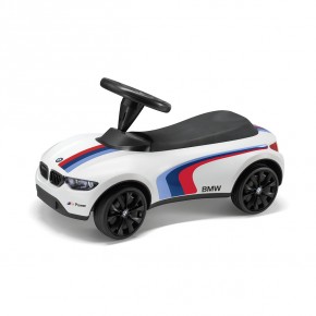 <p>L'heure est aux pleins gaz ! Baby Racer sport avec bandes BMW Motorsport, phares et feux arrière à LED, klaxon intégré. <br />Éclairage à coupure automatique.</p> <p><strong>Matière</strong> : matière plastique non toxique.<br /><strong>Couleur : </strong>Blanc</p>